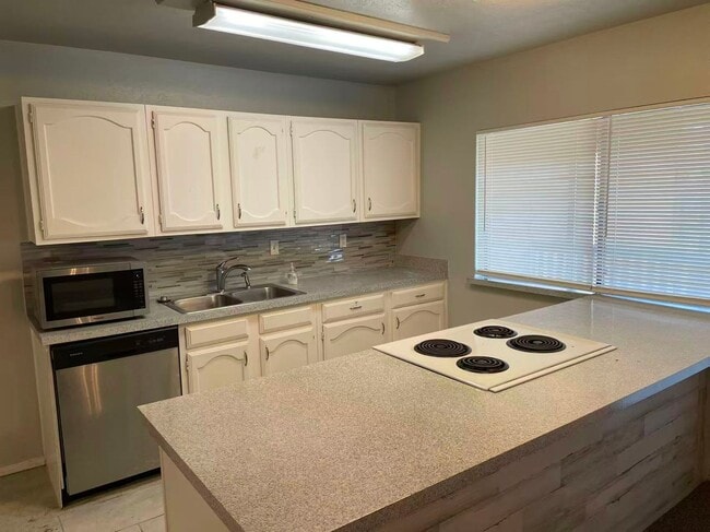 Photo - Beautiful 4 Bedroom For Rent!