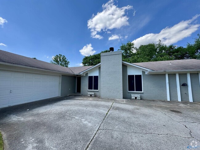 Building Photo - 110 Leathertree Ln Rental