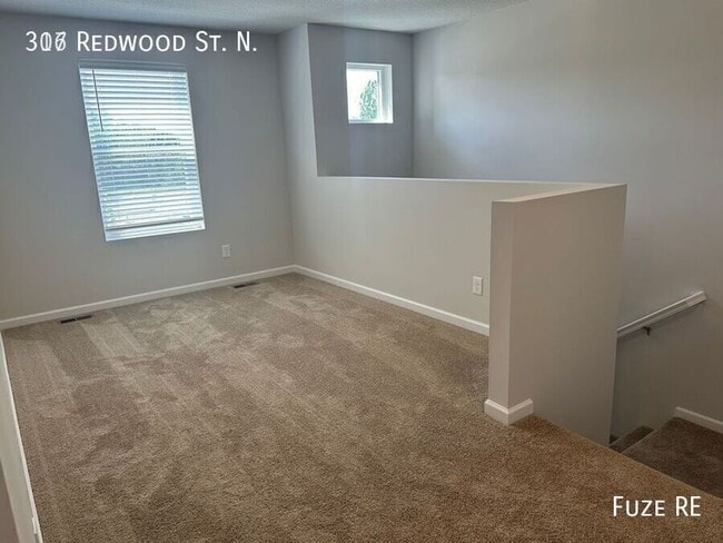 Photo - 316 Redwood St N
