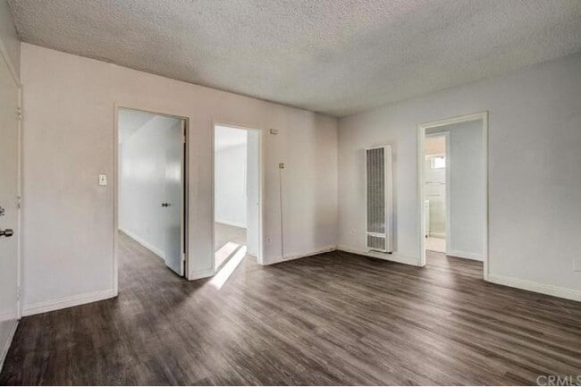 Building Photo - 2122 E 10th St Unit 3 Rental