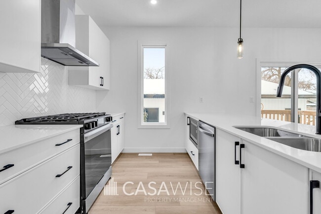 Photo - 15412-15496 96 Ave NW