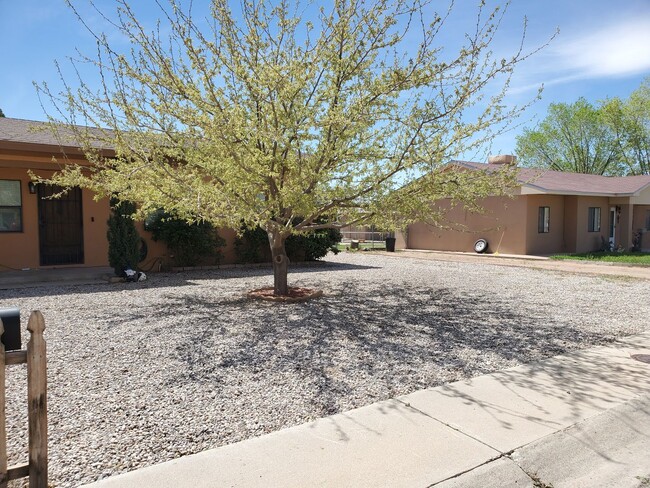 3 Bedroom, 2 Bath with large fenced in bac... - 3 Bedroom, 2 Bath with large fenced in bac... House