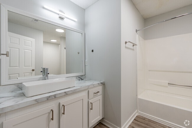 1BR, 1BA - 766SF
