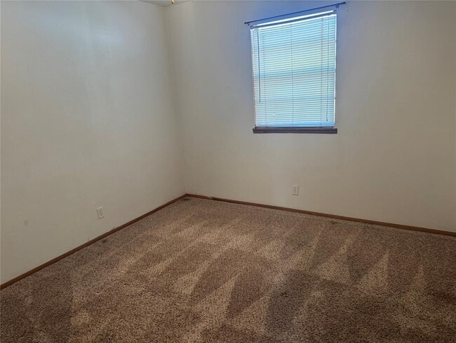 Photo - 1303 Meadow Ln