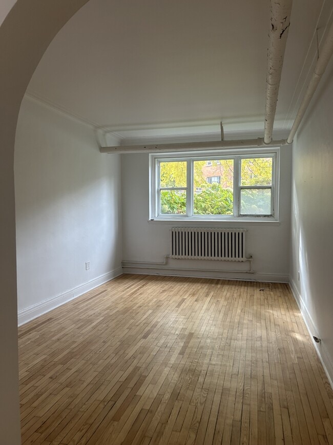 Building Photo - 5801 Chem. de la Côte St Luc Unit 1