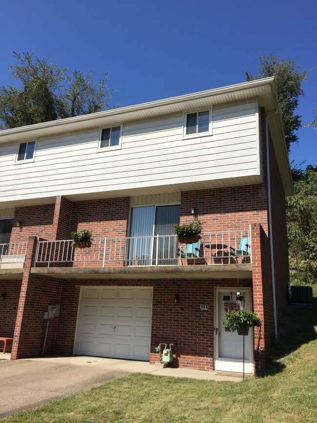 Building Photo - 2 Bedroom Shaler Townhouse with Garage