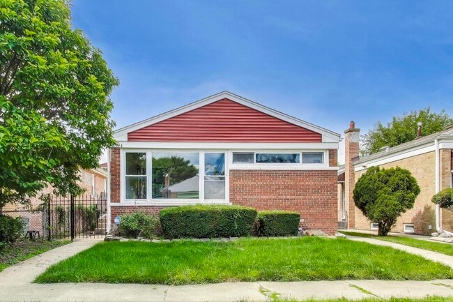 Building Photo - 6544 N Albany Ave Rental