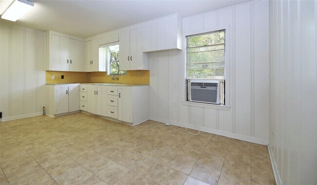 Photo - 108 W Mink St