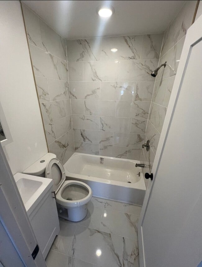 Building Photo - All Utilities INCLUDED - 6 Rooms for Rent - $450/mo -$800/mo