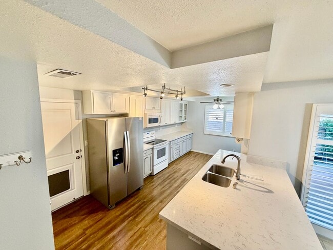 Photo - Beautiful Townhome with Great Schools, Great Location! Pet Friendly!