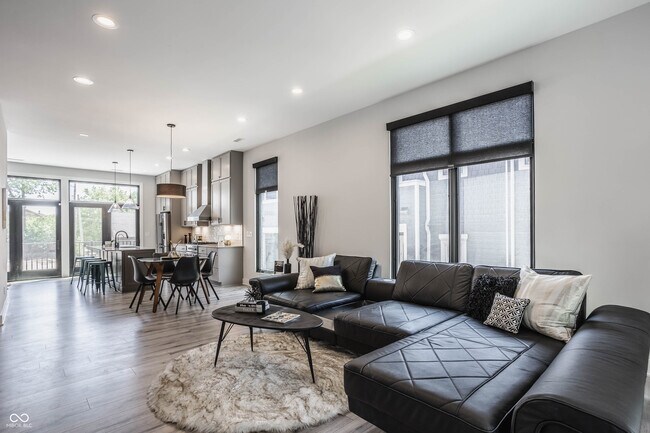 Photo - 1561 N College Ave