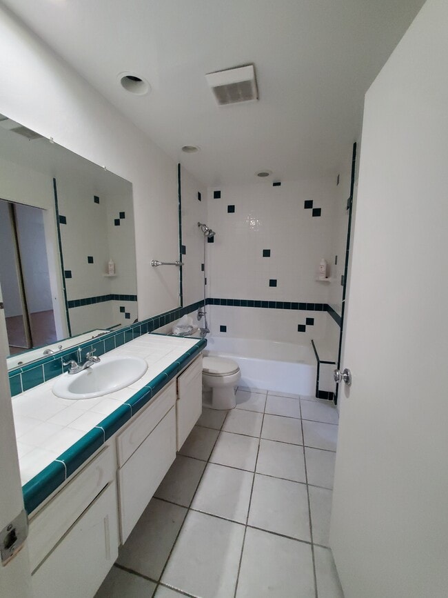 Building Photo - 203 Tangelo