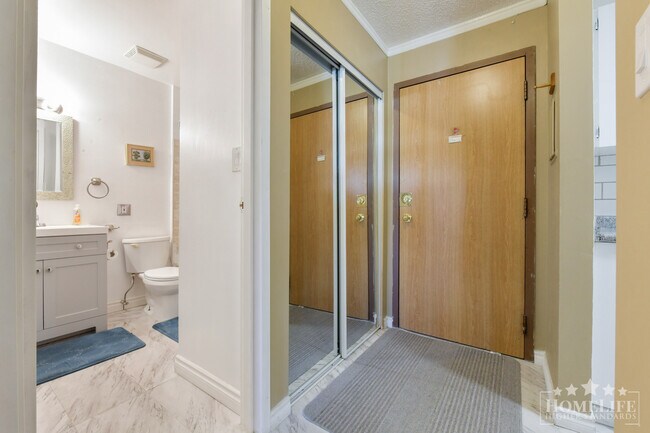 Photo - Walkable 2 Bed Condo in South Surrey Across from Semiahmoo Library and Steps to Shopping and Parks Unité 314