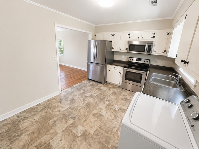 Photo - 705 Depot St NE Unidad 2