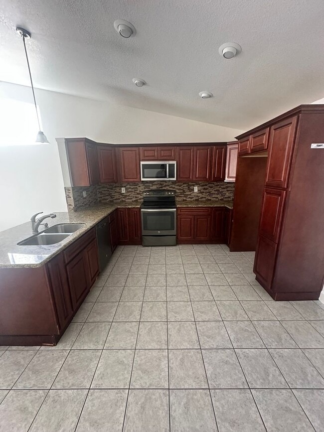 Photo - 4 Bedroom Single Family Home!