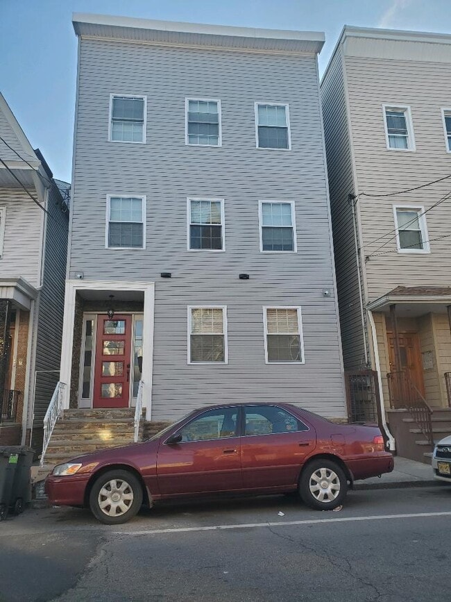 Building Photo - 372 Walnut St Unit B