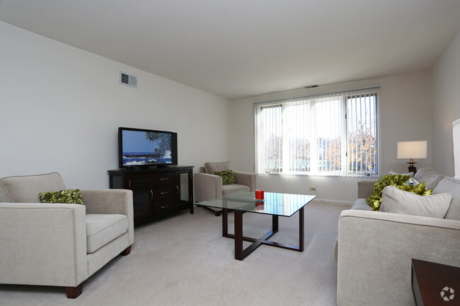 Schaumburg- International Village Apartments For Rent in Schaumburg, IL ...