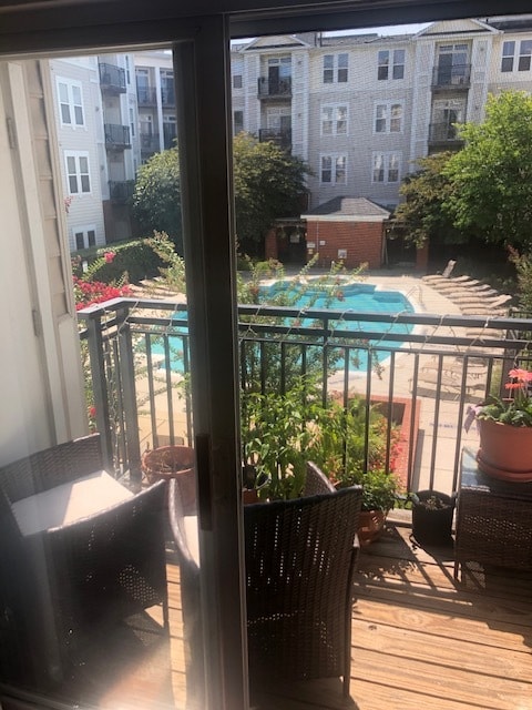 Vista a la piscina desde el balcón - 2655 Prosperity Ave Unidad 227