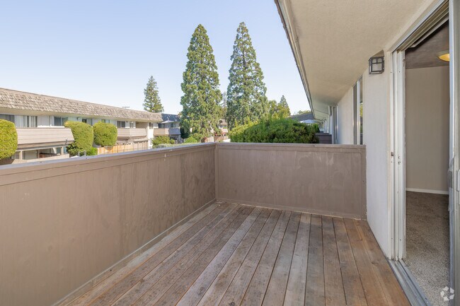 2BR, 1.25BA - 940SF - Balcony
