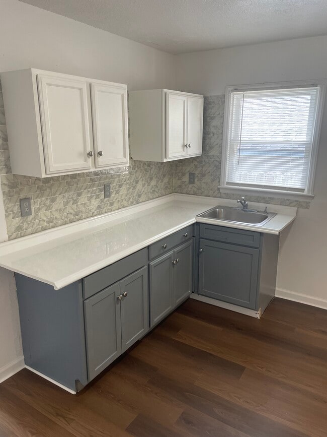 Full Kitchen - 811 Mobile St Unit A