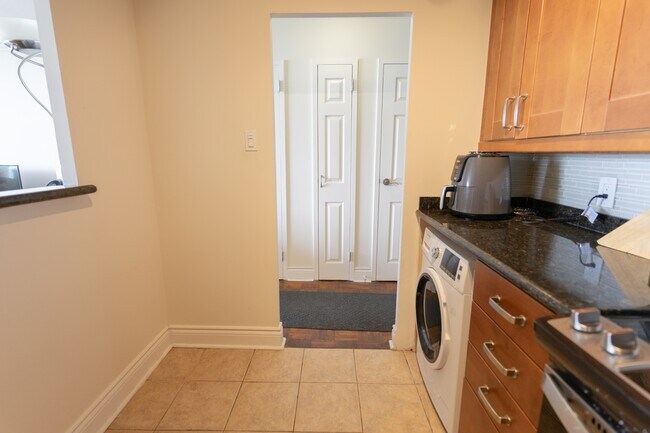 Photo - 5949-5949 Yonge St