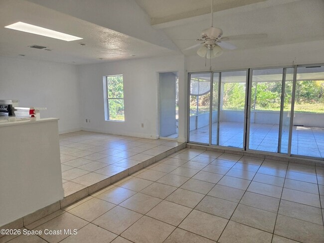 Photo - 771 Onyx Dr NE