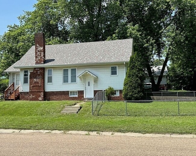 Building Photo - 1015 A Ave E