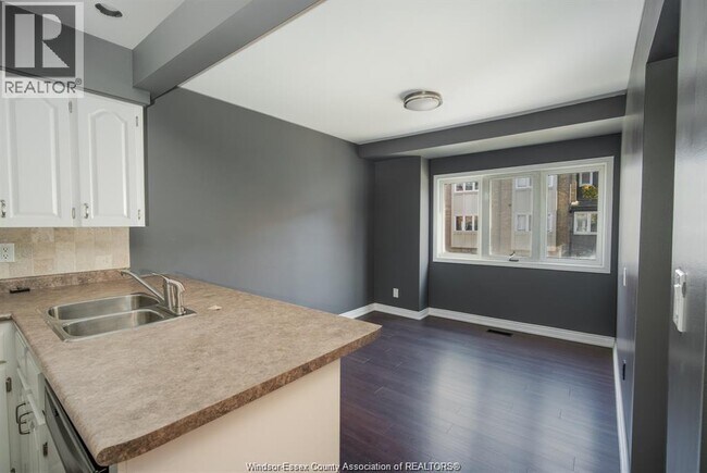 Photo - 3925 Riverside Dr E