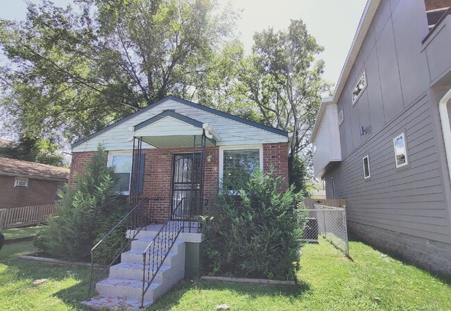 Building Photo - 3 bd/1 bth w/fenced yard. Close to all thi... Rental
