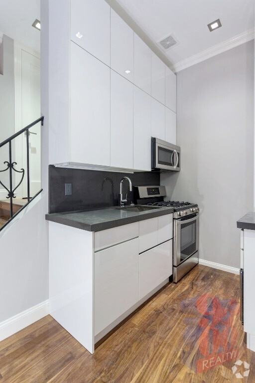 Building Photo - 564 Hudson St Rental