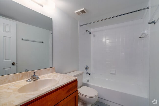 3 habitaciones, 2 baños - 1100 pies cuadrados - Baño