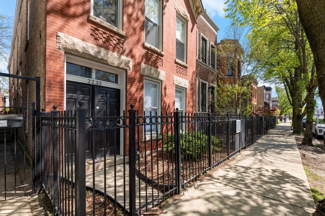 Building Photo - 2233 N Southport Ave Unit 2R