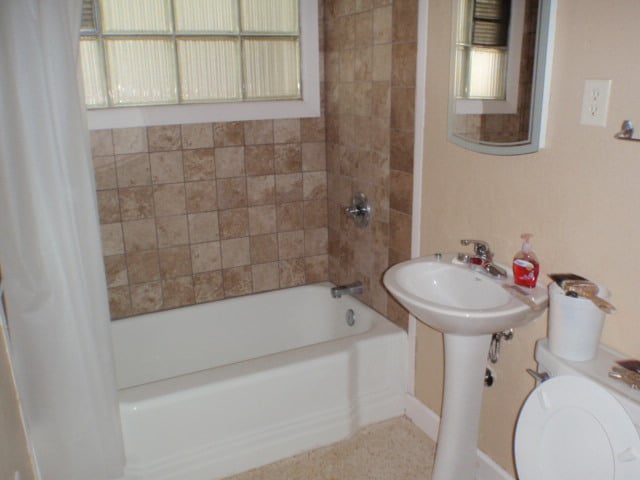 Baño de la planta baja - 1815 E Park Ave
