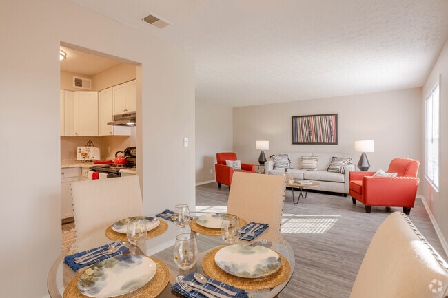 2BR, 1BA - 805 SF - Dining Room