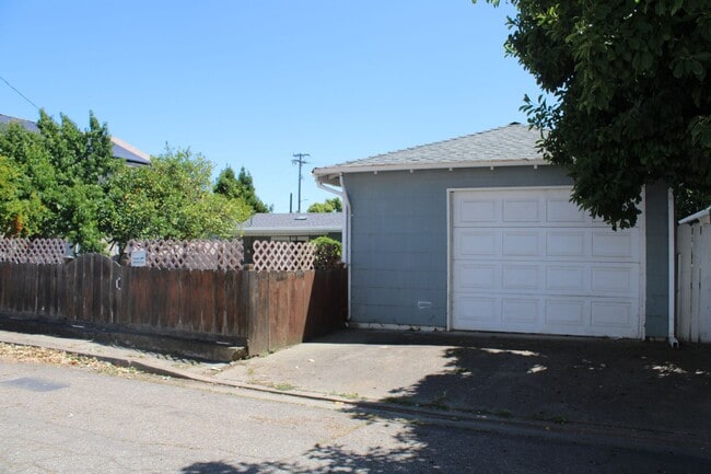 Building Photo - Three Bedroom, One Bathroom Single Family Home in Isleton.