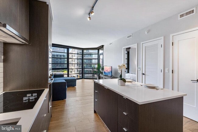 Building Photo - 1300 4th St SE Unit 711