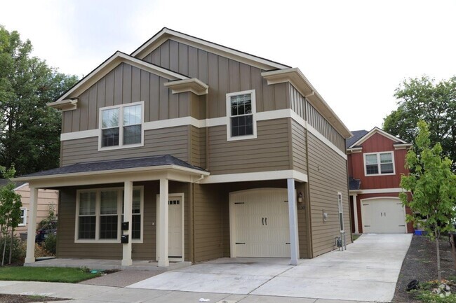 Building Photo - Your next home!  Minutes from Fred Meyer, ...