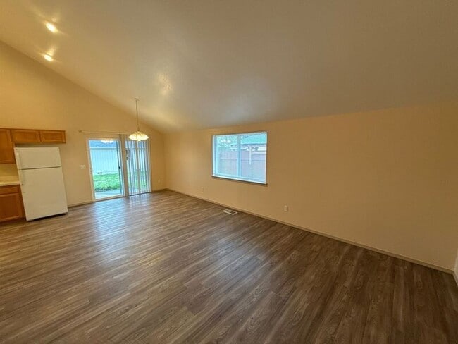 Photo - 1685 Lucinda Ave NE