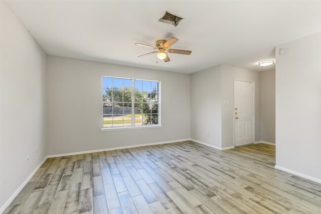 Photo - 10007 Emerald Creek Dr Unidad D