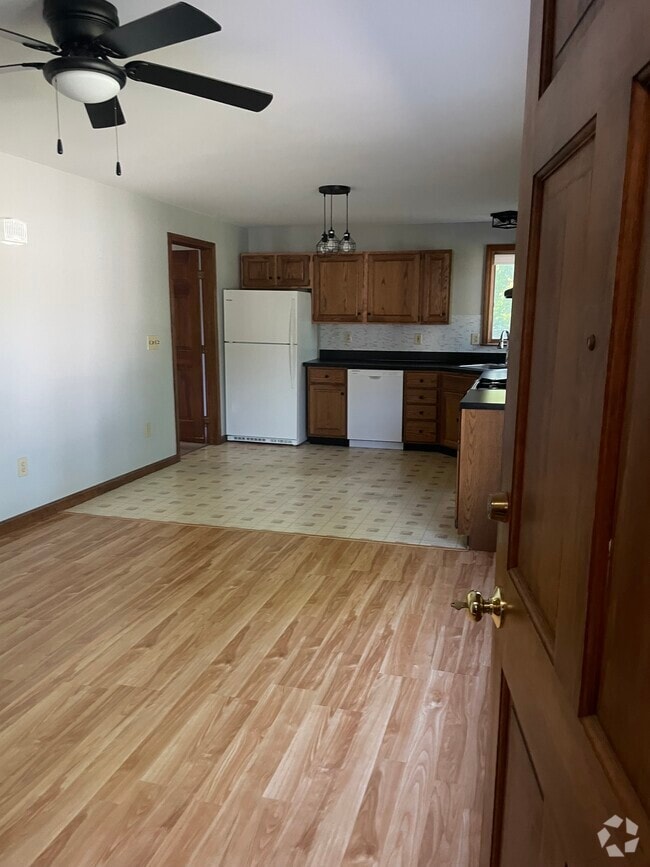 Building Photo - 21 Pleasant St Unit 1 Bedroom Rental