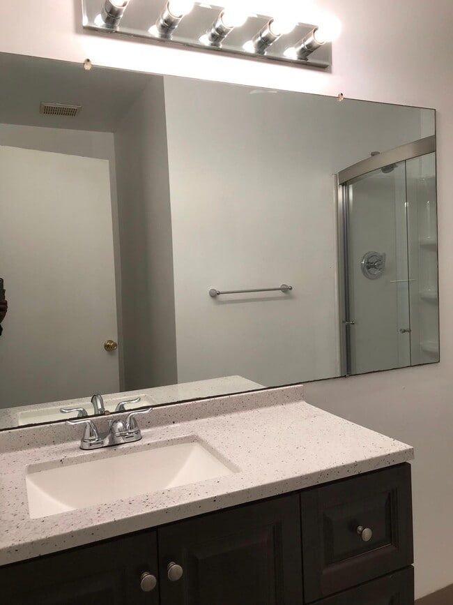 Building Photo - 3208 Golf View Dr