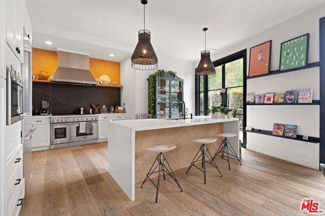 Photo - 2065 Watsonia Terrace