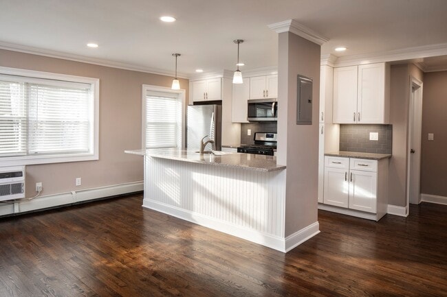 Photo - Hickory Manor: In-Unit Washer & Dryer, Heat, Water & Gas Included, Fitness Center, Sauna, and Bar...