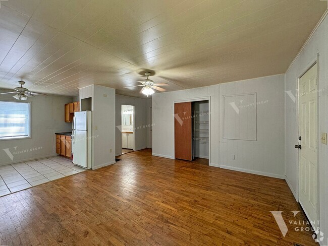 Building Photo - 1415 E Elm St Unit 5 Rental