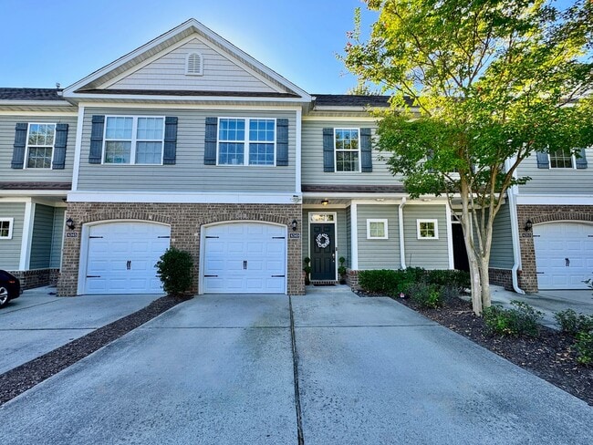 Building Photo - Available 11-06-25! Some Utilities Include... Rental