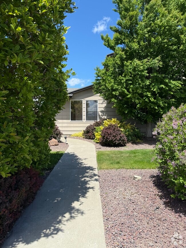Front Entrance - 703 E Manitoba Ave Rental