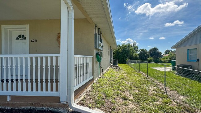 Building Photo - 6944 Rosemont Dr Rental