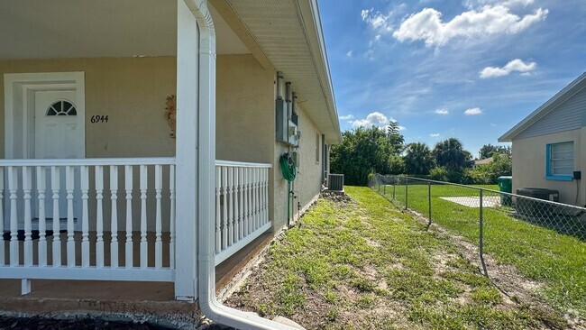 Building Photo - 6944 Rosemont Dr Rental