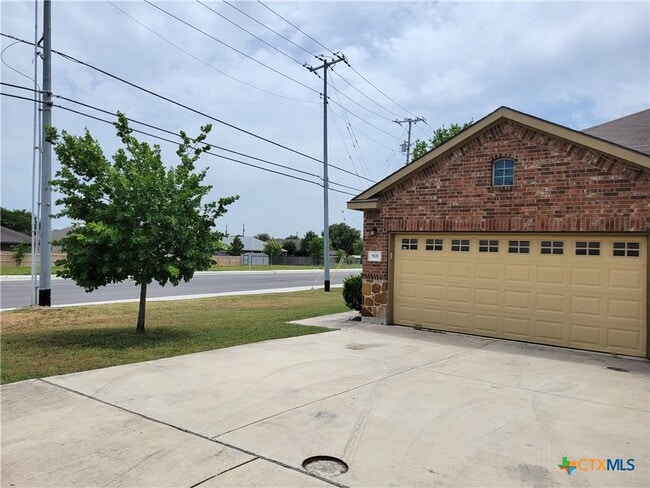 Building Photo - 901 Brown Rock Dr