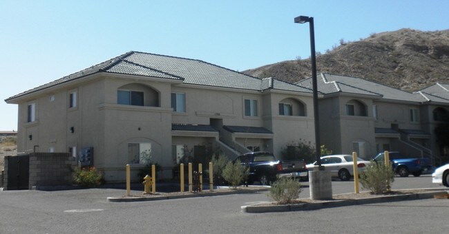 Estacionamiento - 1765 Central Ave